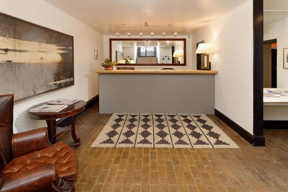 Independence Square 213, Spacious Hotel Room With 2 Queen Beds, Wet Bar, And Sitting Area Aspen Kültér fotó