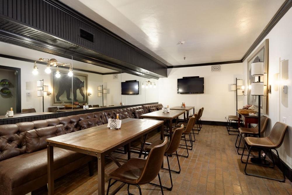 Independence Square 213, Spacious Hotel Room With 2 Queen Beds, Wet Bar, And Sitting Area Aspen Kültér fotó
