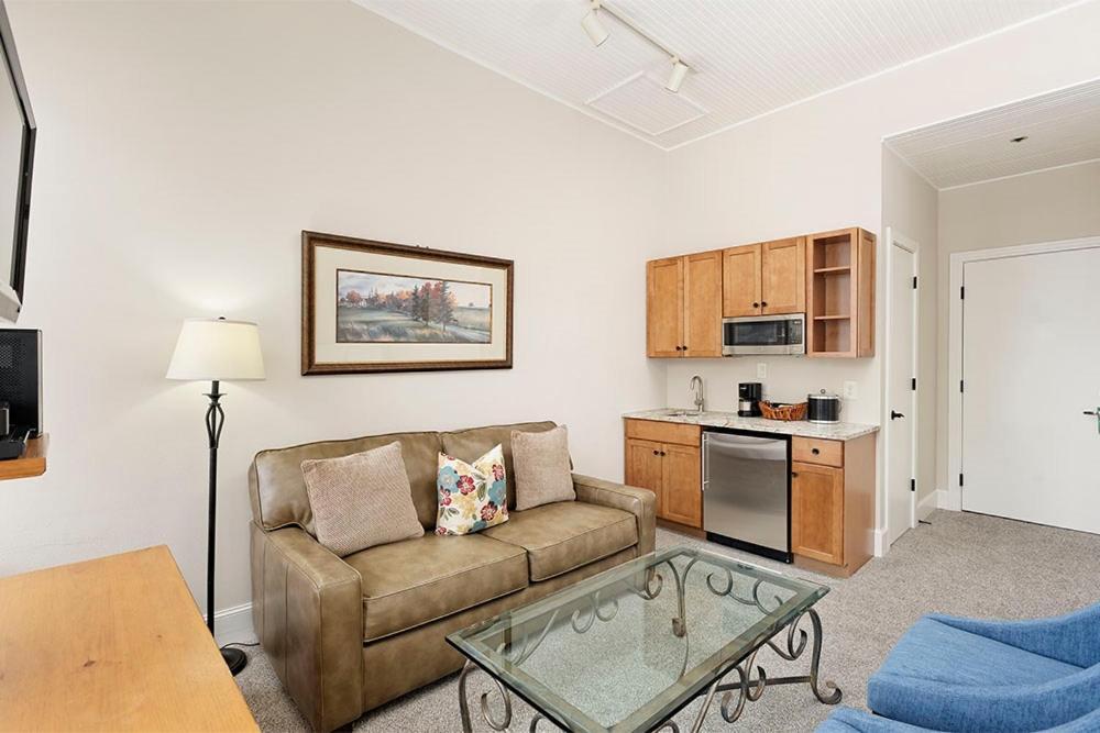 Independence Square 213, Spacious Hotel Room With 2 Queen Beds, Wet Bar, And Sitting Area Aspen Kültér fotó